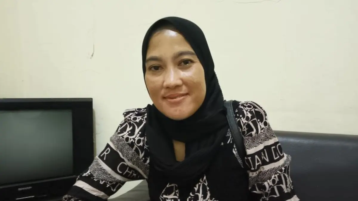 MINTA KEPASTIAN HUKUM: Siti Muhajiroh, 44, pemilik kafe di Jalan Kejayan yang merasa tidak puas dengan pelayanan Polres Kebumen. (M Hafied/Radar Jogja)
