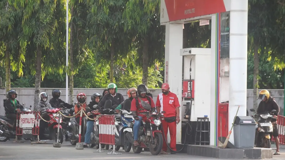 Pengendara kendaraan bermotor mengantre untuk mengisi bahan bakar minyak (BBM) di salah satu SPBU di Jalan Magelang, Sleman, Rabu (10/6/2026). Guntur Aga Tirtana/Radar Jogja 