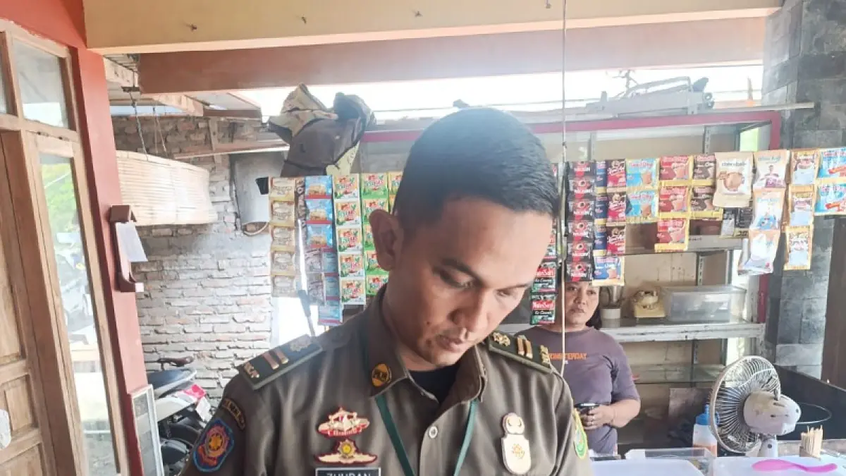 PENINDAKAN: Petugas Satpol PP Bantul sedang melakukan operasi rokok tanpa cukai Selasa (9/6/2026). Dokumentasi Satpol PP Bantul