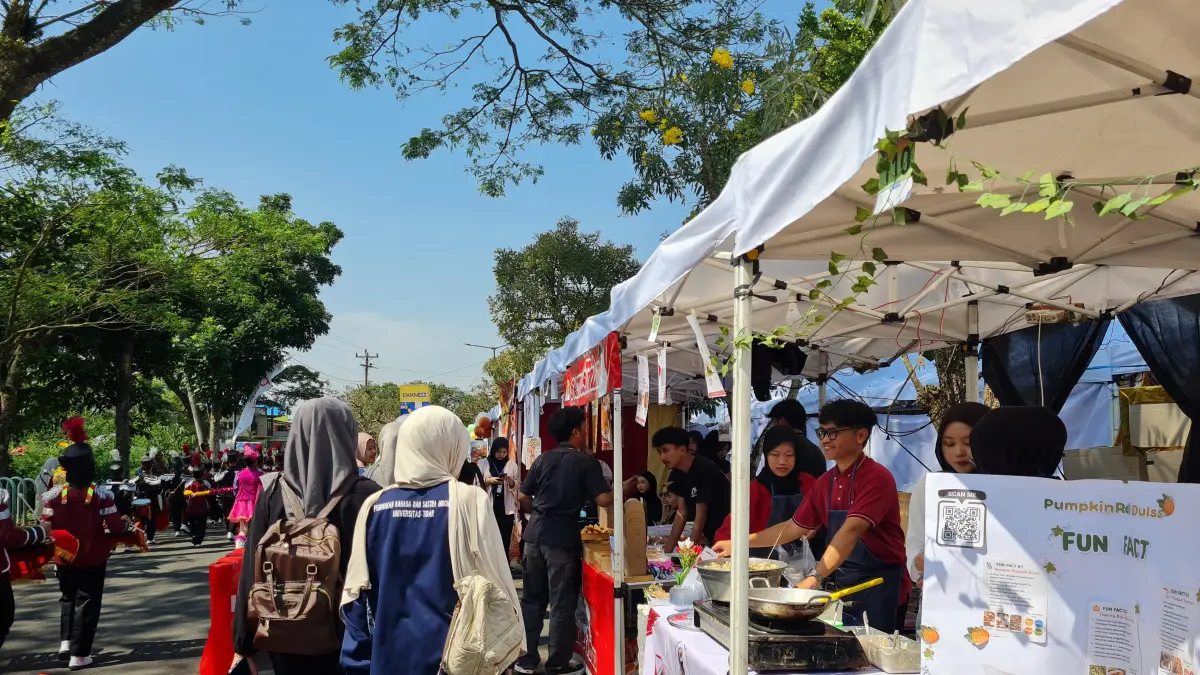 Ratusan stan berjajar di depan gedung rektorat Untidar dalam rangka memeriahkan gelaran EKKN, Rabu (10/6).

&nbsp;