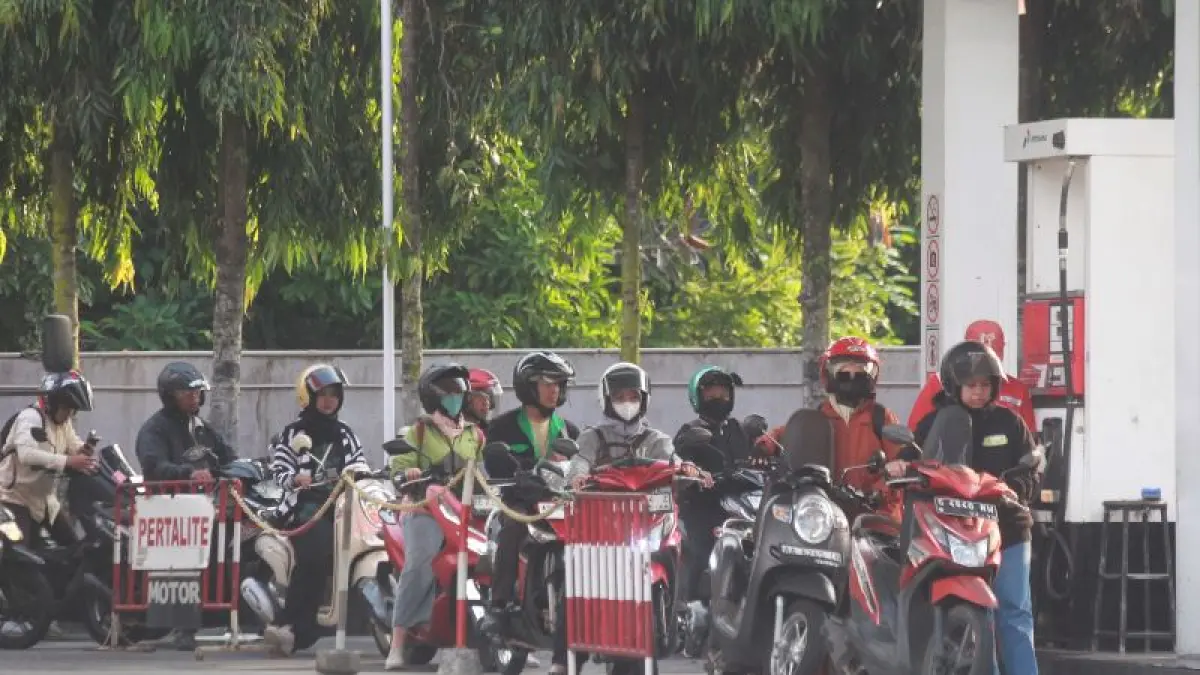 Pengendara kendaraan bermotor mengantre untuk mengisi bahan bakar minyak (BBM) di salah satu SPBU di Jalan Magelang, Sleman Rabu (10/6). Pertamina menaikkan harga BBM nonsubsidi, yakni Pertamax (RON 92) menjadi Rp16.250 per liter dari sebelumnya Rp12.300 per liter, serta Pertamax Green (RON 95) menjadi Rp17.000 per liter dari sebelumnya Rp12.900 per liter. (Guntur Aga Tirtana/Radar Jogja)