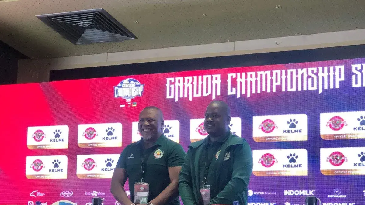 Pelatih timnas Mozambik Chiquinho Conde (kiri) berpose pada jumpa pers pasca pertandingan FIFA Match Day melawan timnas Indonesia di Stadion Utama Gelora Bung Karno, Jakarta, Selasa (9/6/2026). Laga ini dimenangkan Indonesia dengan skor 1-0 melalui gol Ole Romeny. (ANTARA/Zaro Ezza Syachniar)