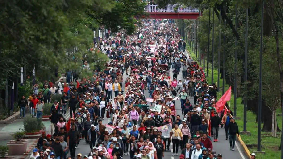 Aksi protes dari serikat guru Meksiko mengancam penyelenggaraan acara pesta suporter resmi FIFA untuk pertandingan pembuka Piala Dunia. (getty images)