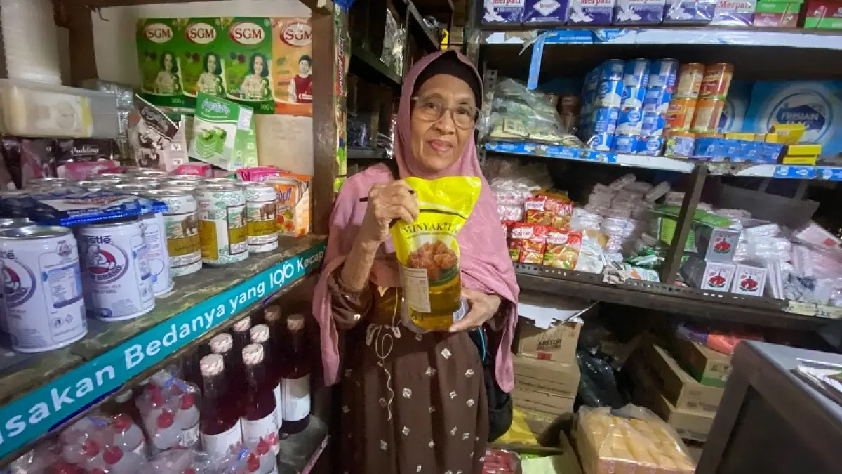 ALIH JUAL: Pedagang sembako di Pasar Bantul Sulismiati sedang memegang Minyakita Kamis (11/6/2026). Cintia&nbsp;Yuliani/Radar Jogja
