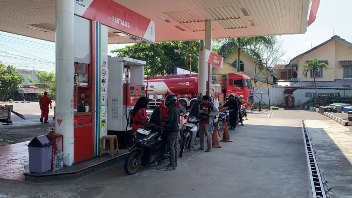 ANTRE: Masyarakat pengguna kendaraan roda dua menunggu pengisian pertalite di SPBU Wates. (ANOM BAGASKORO/RADAR JOGJA)
