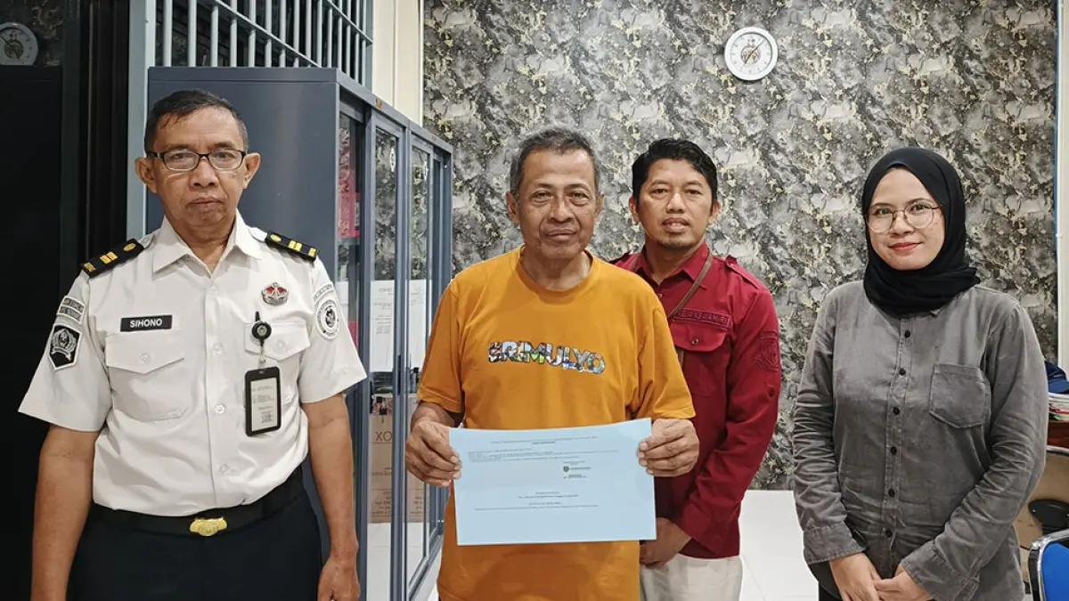 BEBAS: Wajiran, lurah non aktif Srimulyo, Piyungan, Bantul setelah dibebaskan dari penjara, Rabu (11/6/2026). (Foto: Dokumentasi PH Wajiran)

