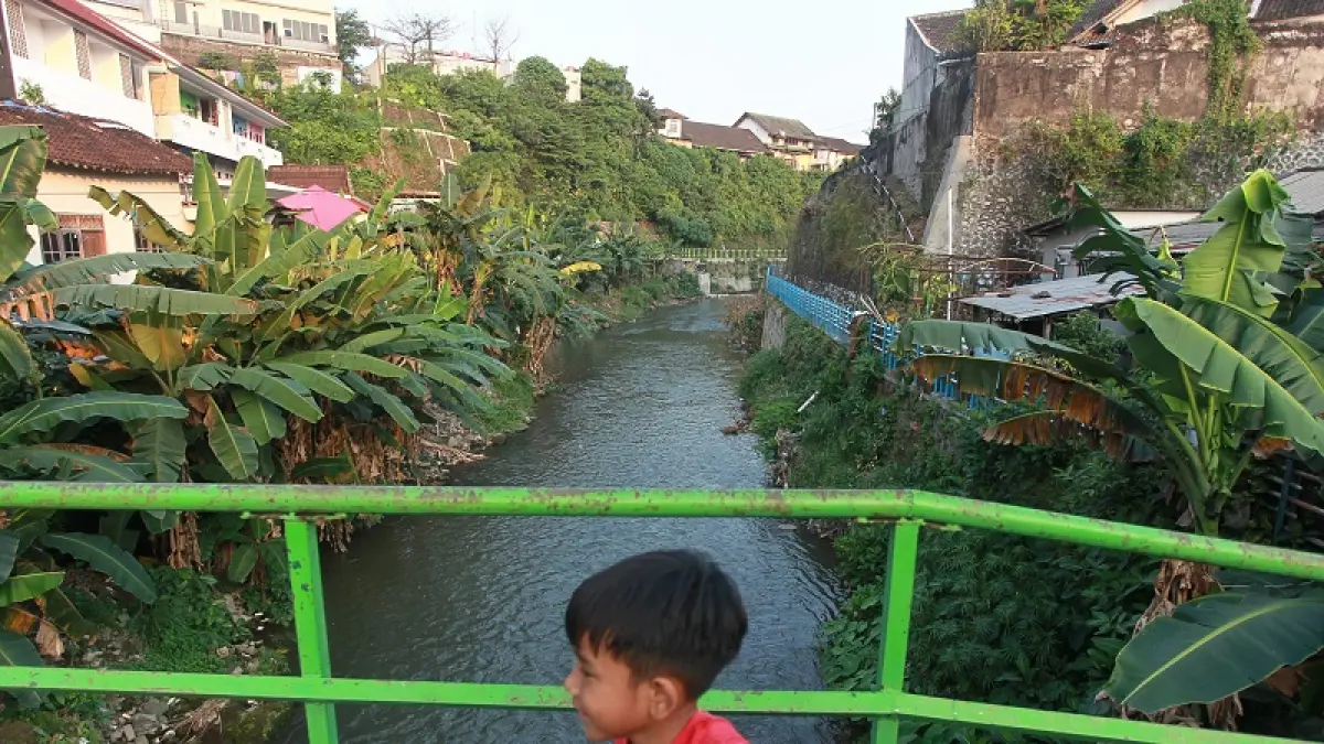 Bocah bermain di bantaran Sungai Code di wilayah Cokrodiningratan, Kemantren Jetis, Kota Jogja, Kamis (11/6/2026). Foto : Guntur Aga Tirtana/Radar Jogja 
