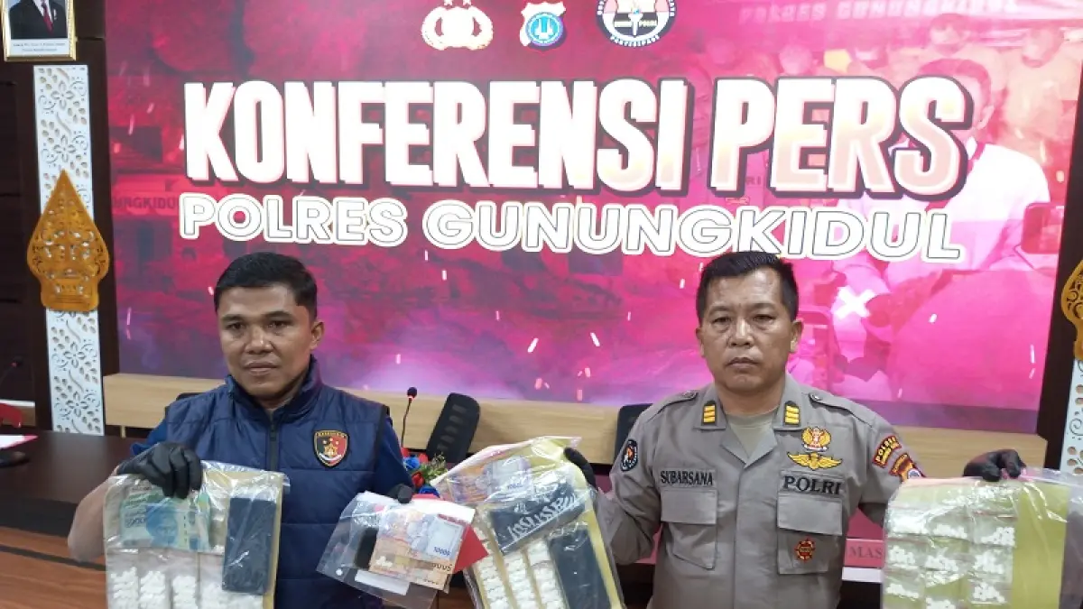 GELAR PERKARA: Jajaran Polres Gunungkidul sedang menunjukkan barang bukti berupa pil sapi kepada awak media. Yusuf Bastiar/Radar Jogja

&nbsp;