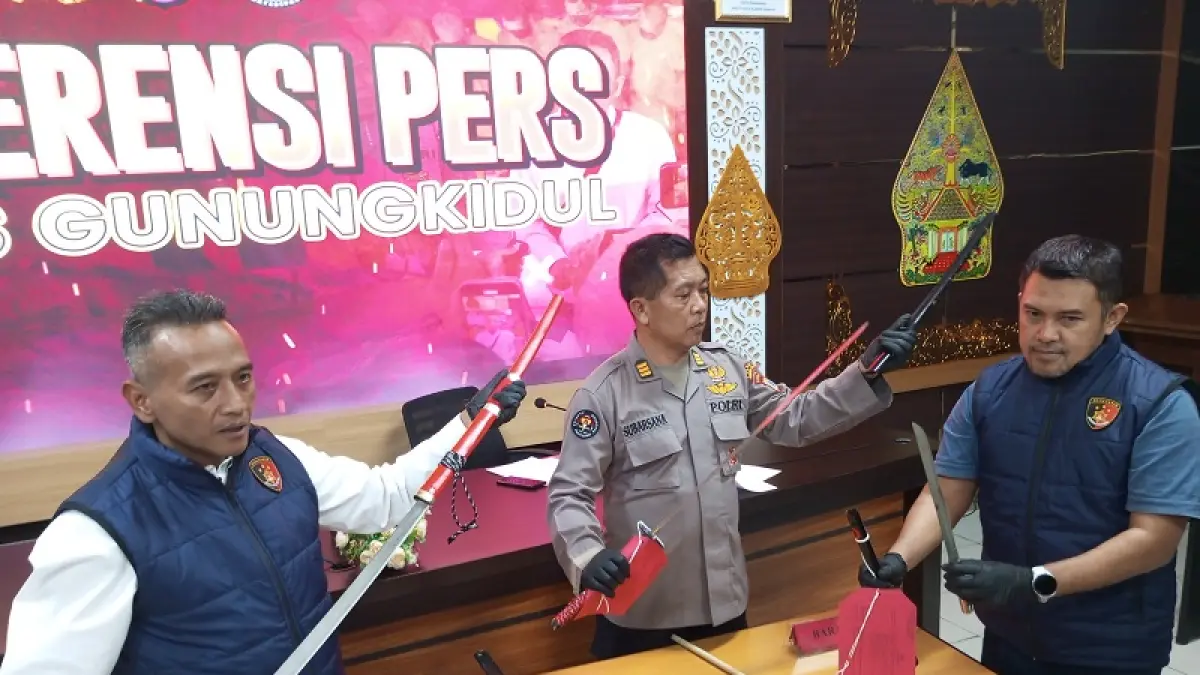 Kasat Reskrim Polres Gunungkidul AKP Tri Hartanto sedang membuka pedagang katana yang dibawa oleh Dept Collector untuk menagih hutan di wilayah Kapanewon Ponjong. Yusuf Bastiar/Radar Jogja