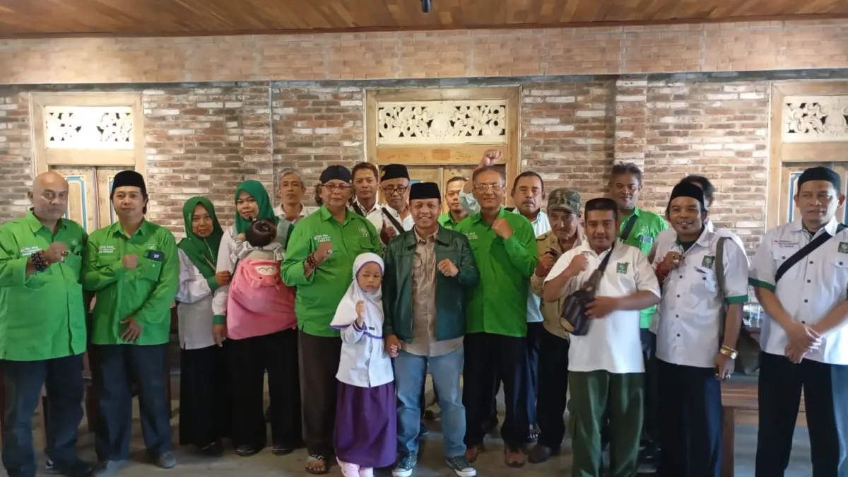 KEMBALI PIMPIN: Ketua DPC PKB Kota Jogja Solihul Hadi (tengah) bersama jajarannya saat menyampaikan keterangan pers di Ingkung Grobog Timoho, Kamis (11/6/2026). (Foto: iwan nurwanto/radar jogja)
