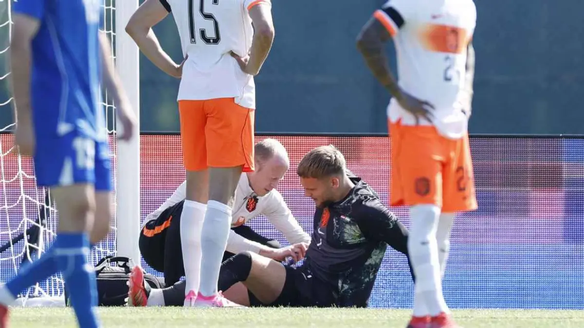Kiper Belanda, Bart Verbruggen alami cedera pinggul akibat benturan dalam laga uji coba melawan Uzbekistan.