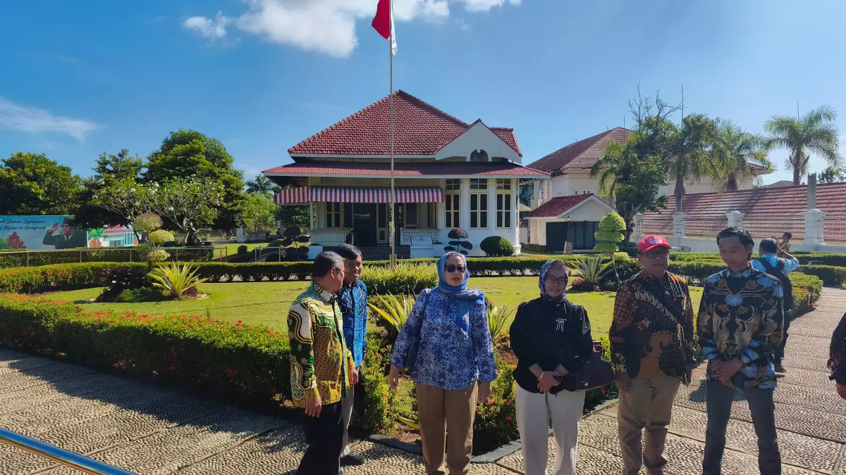 Komisi A DPRD DIJ Gali Semangat Perjuangan Kunjungi Rumah Pengasingan Bung Karno di Bengkulu