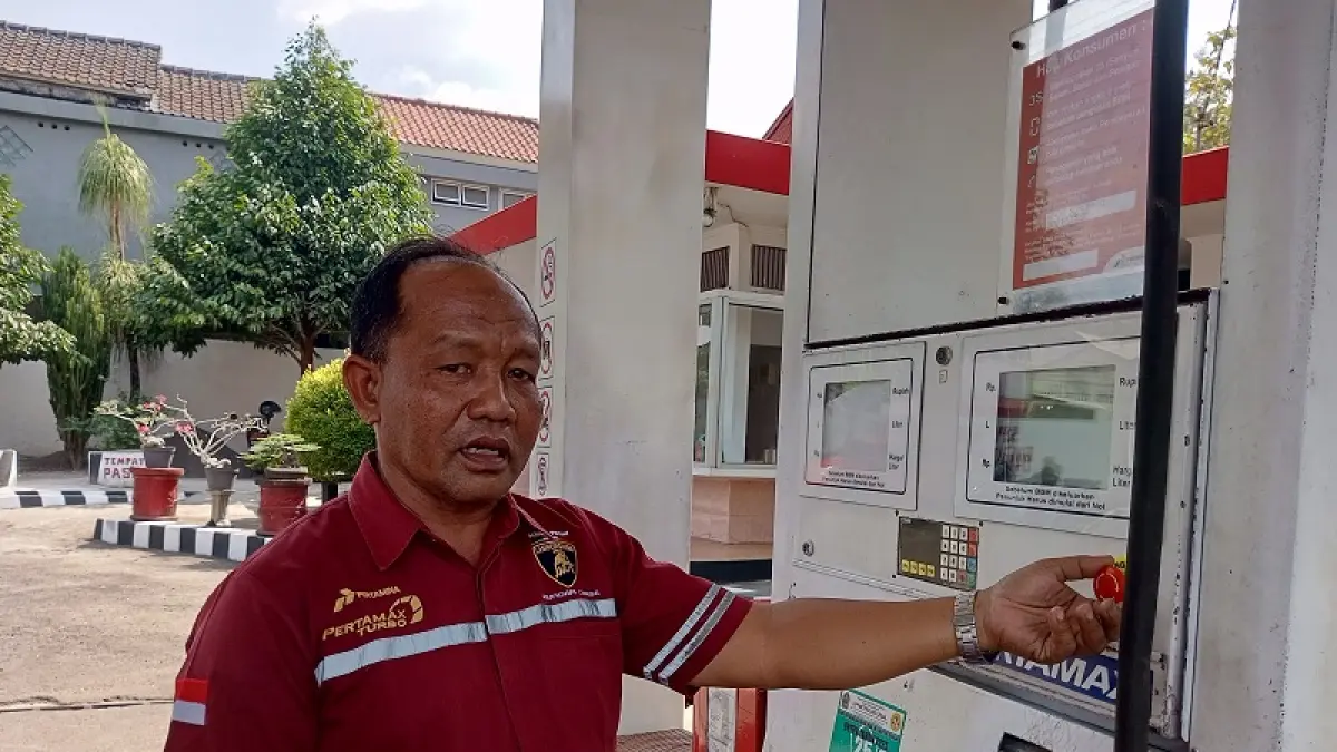 MEROSOT: Pengelola SPBU Baleharjo Kapanewon Wonosari Budiyana sedang menunjukkan dispenser pengisian BBM jenis Pertamax. Yusuf Bastiar/Radar Jogja


&nbsp;