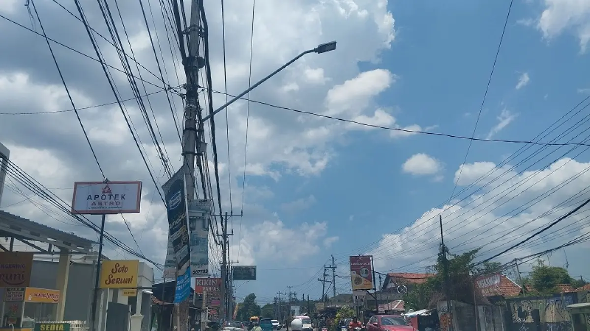 PENERANGAN: Lampu Penerangan Jalan Umum (PJU) yang berada di Jalan Parangtritis Kamis (16/10/25). Cintia&nbsp;Yuliani/Radar Jogja
