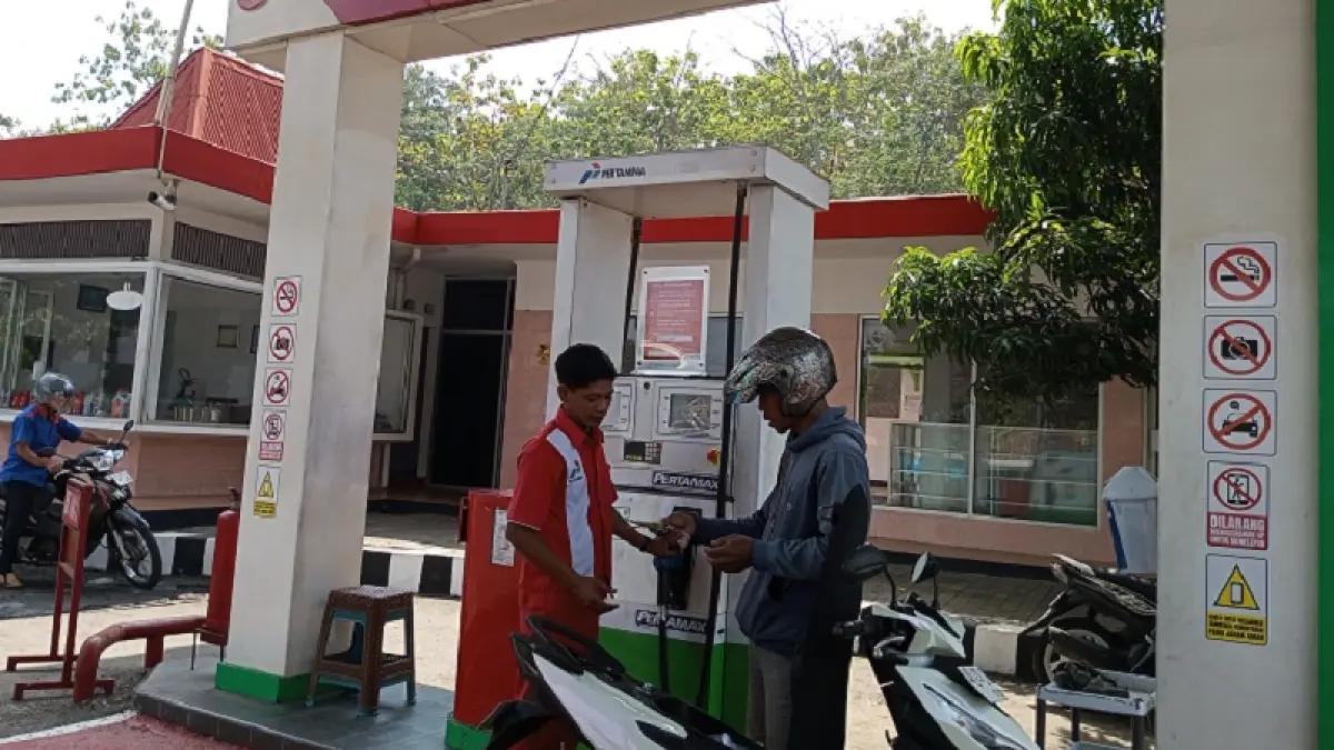 Pengendara sepeda motor sedang mengisi BBM jenis Pertamax di SPBU Baleharjo meskipun terjadi kenaikan harga. Yusuf Bastiar/Radar Jogja