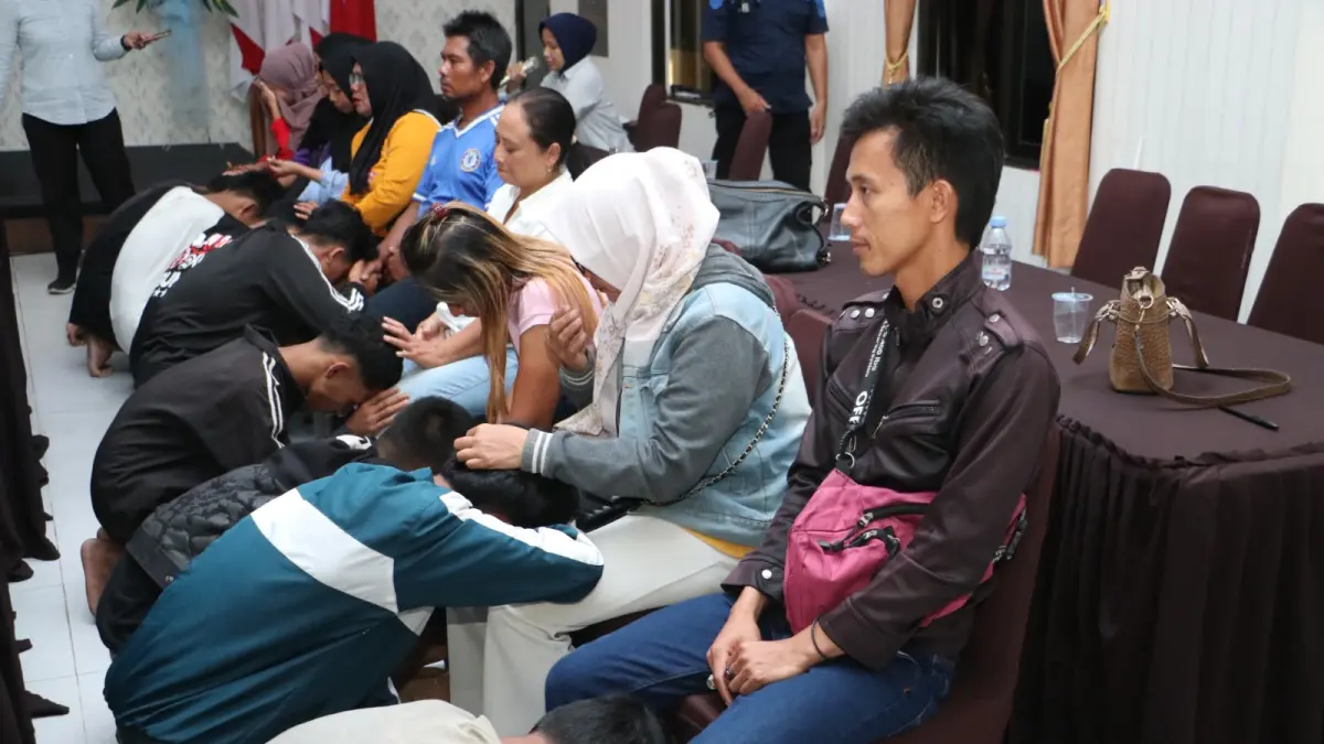 Sejumlah pelajar yang ditangkap sebelum aksi tawuran tak kuasa menahan kesedihan pada saat menjalani pembinaan di Polres Kebumen. (Dokumentasi Polres Kebumen)