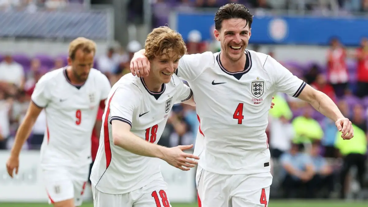 Selebrasi Anthony Gordon dan Declan Rice dalam kemenangan Inggris atas Kosta Rika.