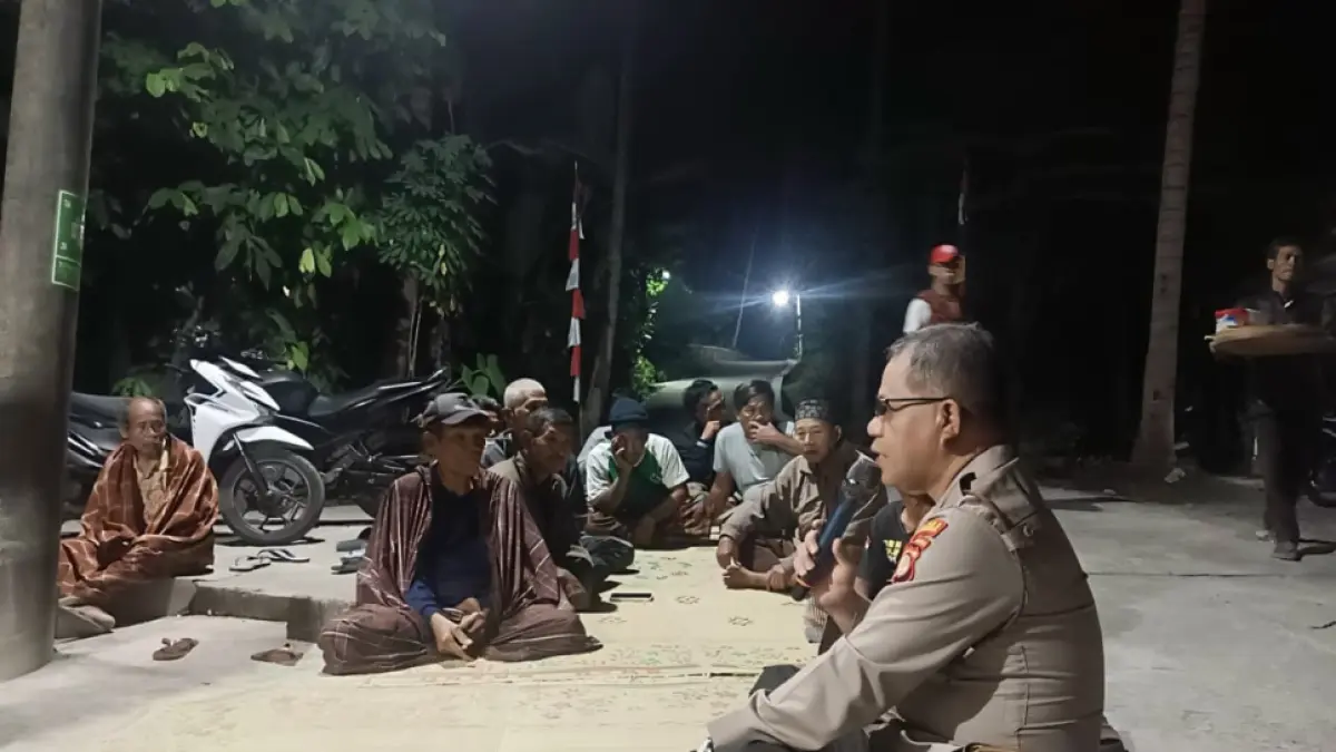 TERJUN LANGSUNG: Ps Kanit Binmas Iptu Tukiran&nbsp; bersama Bhabinkamtibmas saat menyambangi Pos Kamling di Padukuhan Tegowanu RT 21 RW 11, Kaliagung, Sentolo, Senin (8/6/2026). (Foto: Dokumentasi Polsek Sentolo)