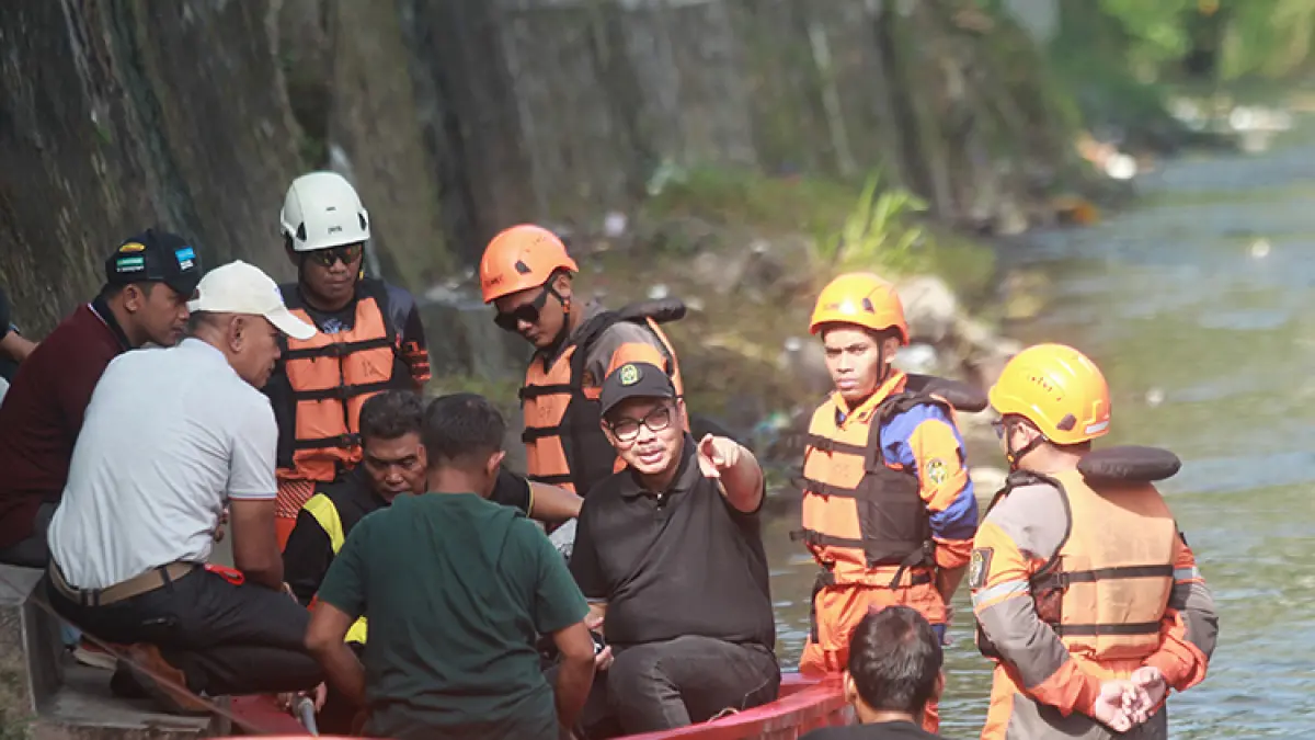 AIR DANGKAL: Wali Kota Jogja Hasto Wardoyo menguji coba perahu motor tempel di Sungai Winongo, Ngampilan, Jogja, Jumat (12/6/2026). Uji coba dilakukan untuk memastikan kesiapan perahu patroli kebersihan sungai, namun Hasto menilai mesin tempel yang digunakan belum sesuai kondisi Sungai Winongo yang dangkal. (Foto: Guntur Aga Tirtana/Radar Jogja)
