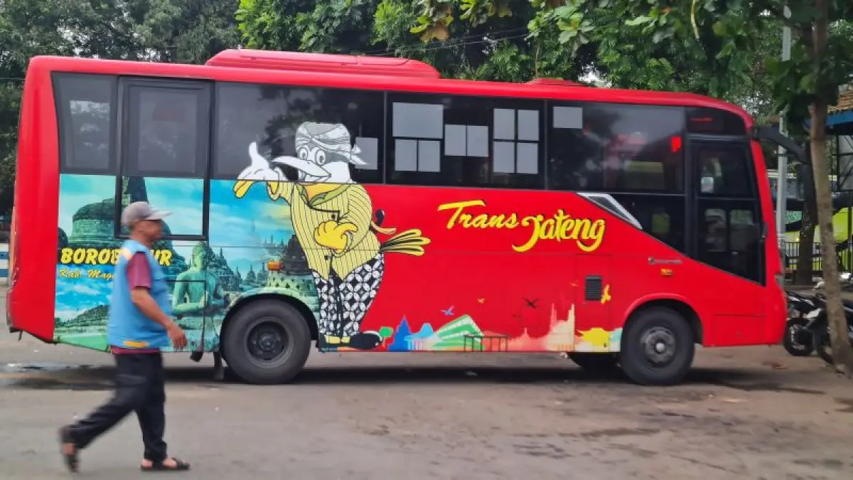 ANGKUT PENUMPANG: BRT&nbsp;Trans Jateng&nbsp;tengah berhenti di Terminal Borobudur untuk menunggu penumpang. (NAILA NIHAYAH/RADAR JOGJA)