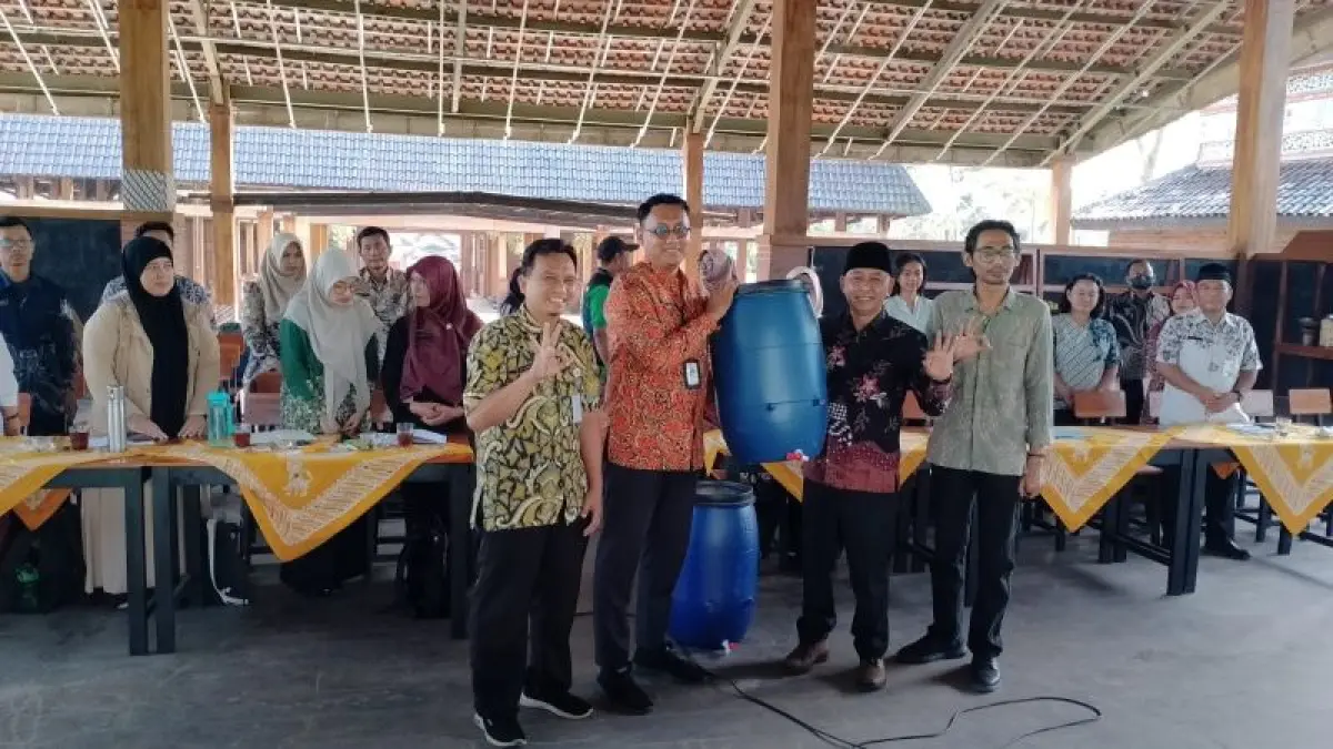 BENTUK DUKUNGAN: Ketua Komisi III DPRD Kabupaten Magelang Budi Purnomo menyerahkan bantuan tempat sampah Jumat (12/6). (Dokumentasi Prokompim Kabupaten Magelang)