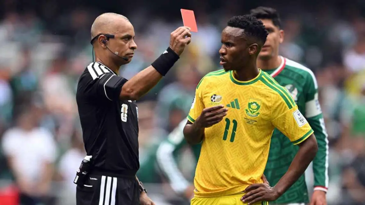 Dua pemain Afrika Selatan diganjar kartu merah dalam kekalahan atas Meksiko. (getty images)