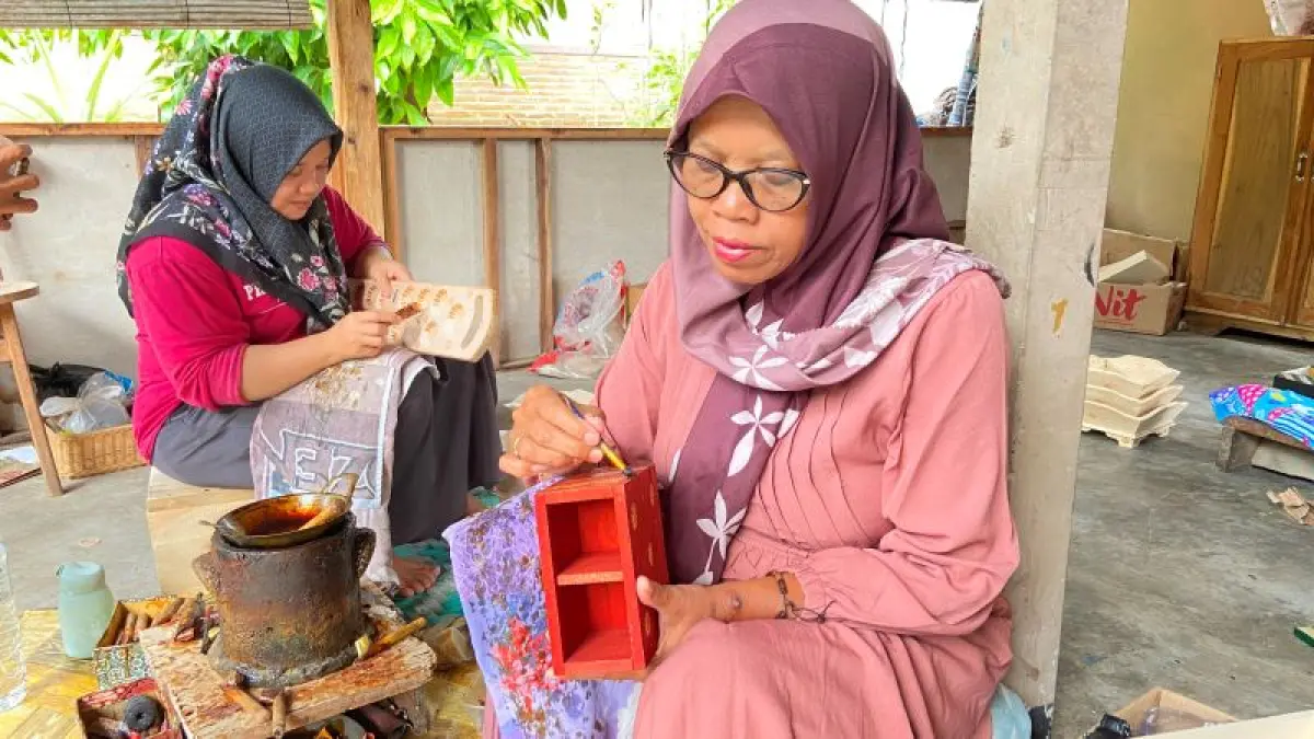 FOKUS: Seorang pembatik kayu di Desa Wisata Krebet sedang membuat batik di atas kayu. (Cintia&nbsp;Yuliani/Radar Jogja)
&nbsp;