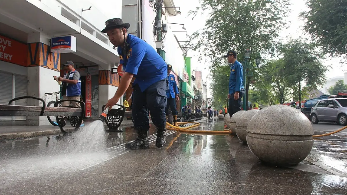GOTONG ROYONG: Peserta membersihkan kawasan pedestrian Malioboro dalam aksi "Ngepel Malioboro" untuk memperingati HUT ke-79 Pemkot Jogja Jumat (12/6/2026).&nbsp; Guntur Aga Tirtana/Radar Jogja&nbsp;
