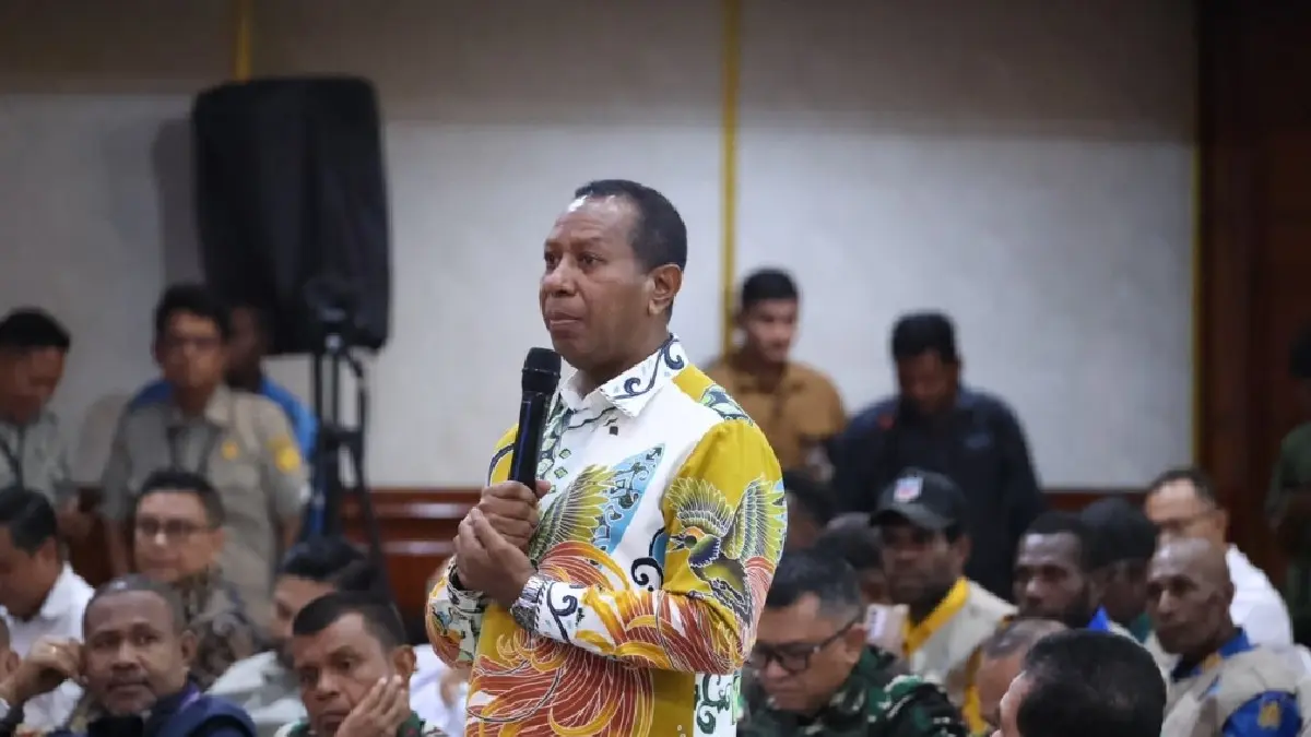 Gubernur Papua Selatan Apolo Safanpo saat menyampaikan pendapat dalam 