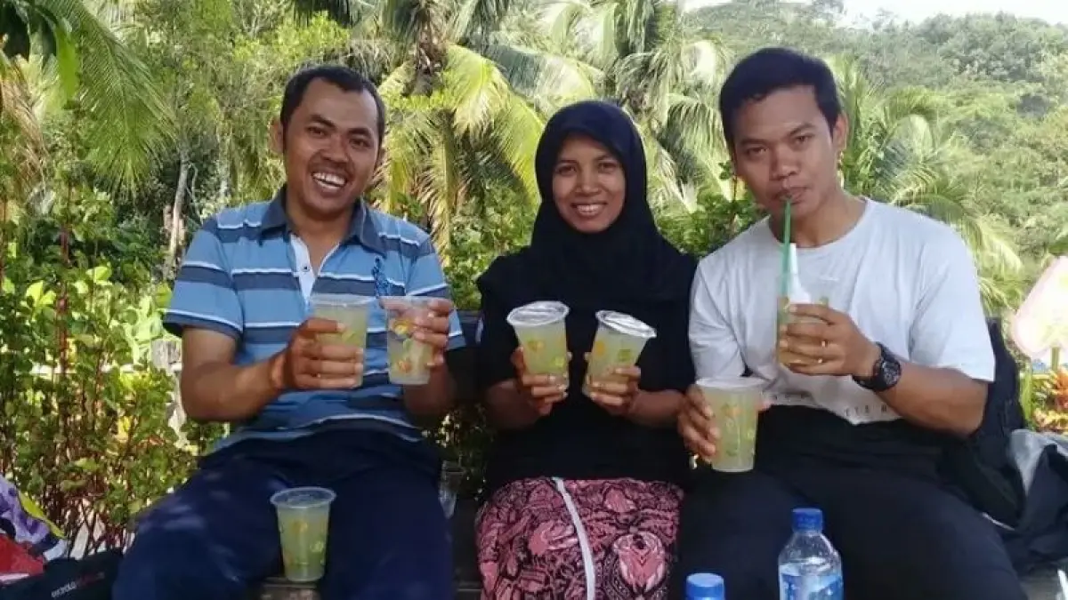 INOVATIF: Fungki (tengah) bersama sales Oza Aloevera menunjukkan produk olahan dari lidah buaya. (Dokumentasi Fungki)