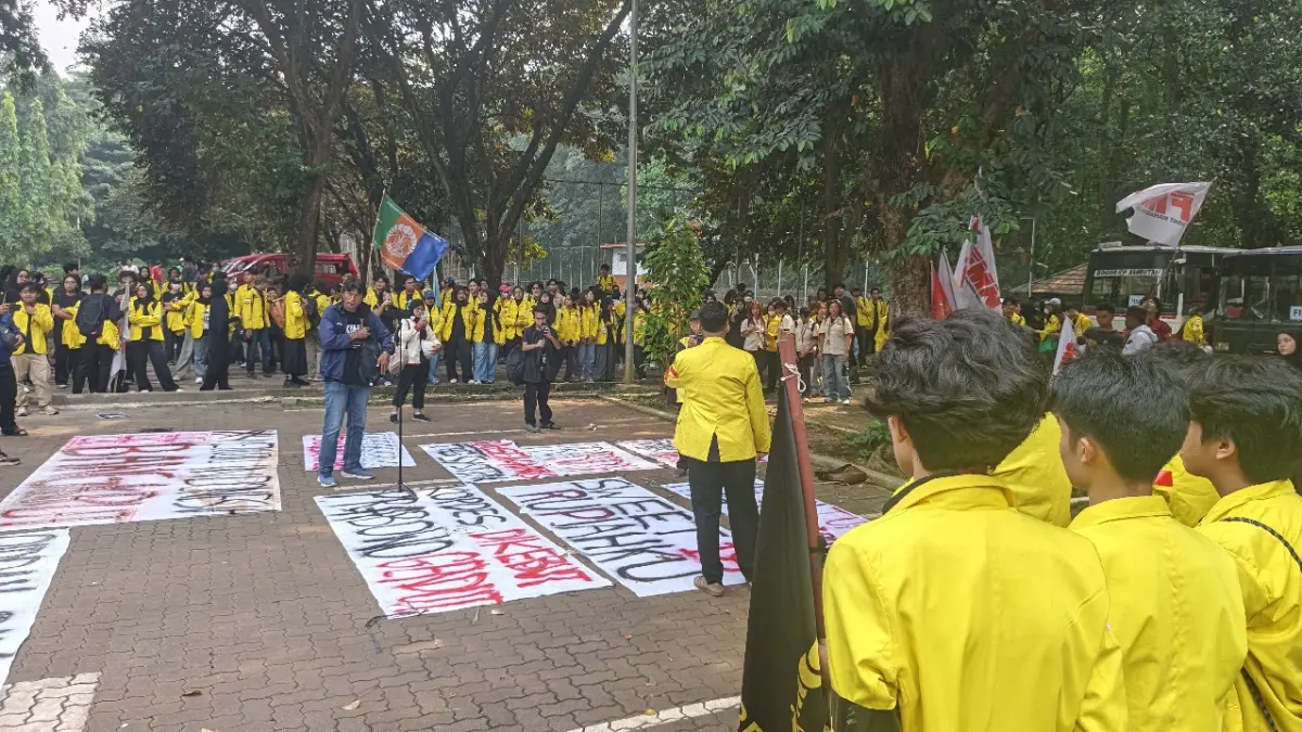 JUST IN: Masa BEM UI sudah berkumpul di Lapangan FISIP sebelum berangkat aksi di Bundaran HI. (Sumber: x.com/SumaUI)