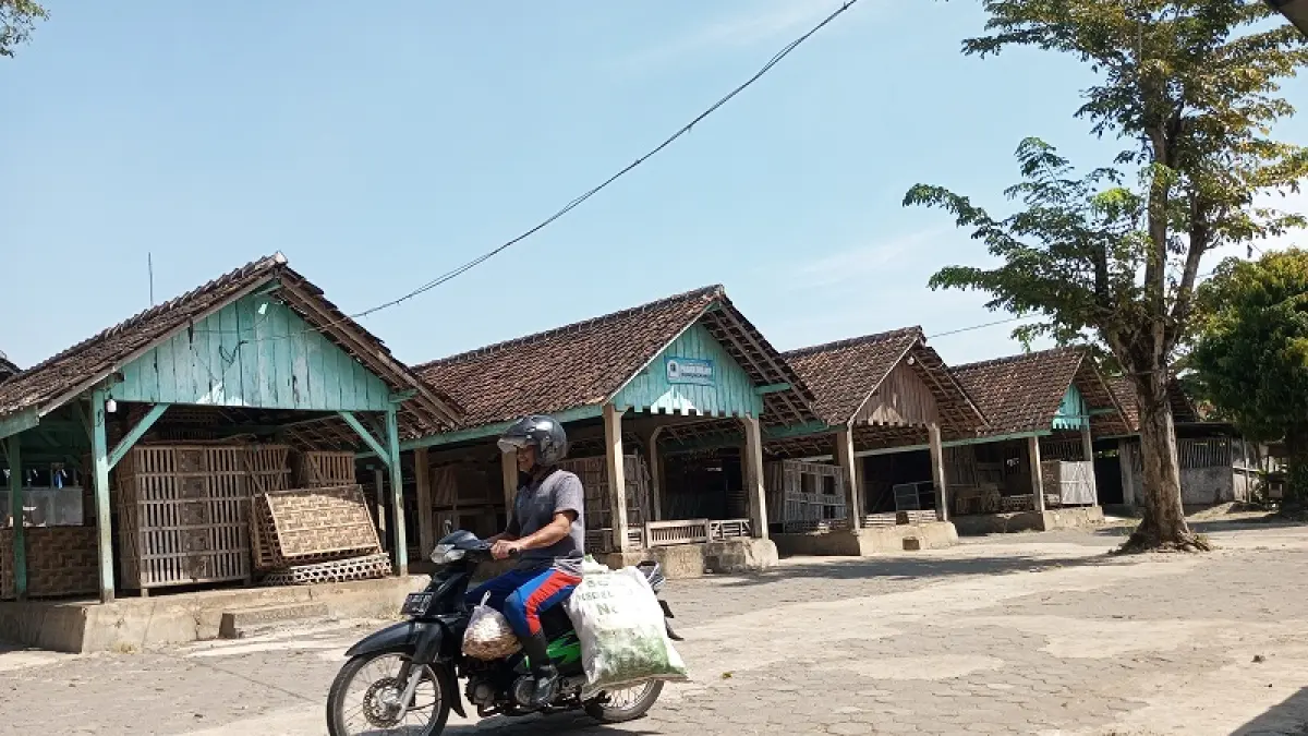 MASIH WACANA: Pasar Unggas Kepek Sari yang rencananya akan dilakukan relokasi akibat rencana pembangunan KDMP di tempat tersebut. (Yusuf Bastiar/Radar JogjaLokasi)