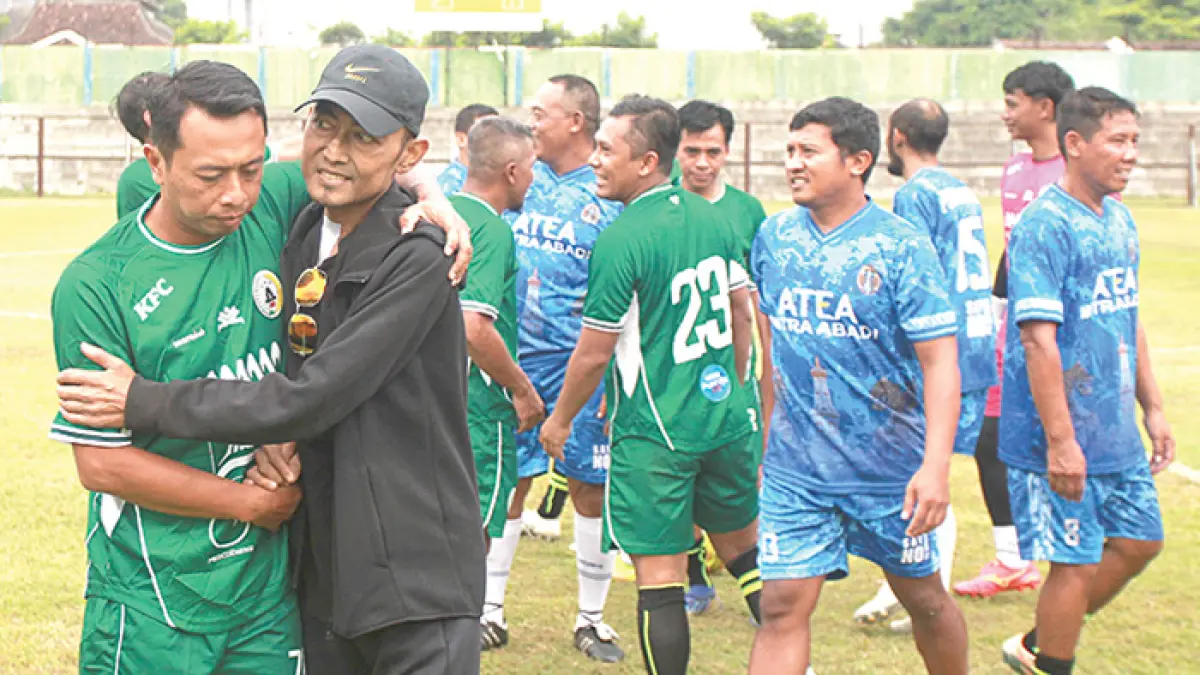 NOSTALGIA DAN KEMANUSIAAN: Para legenda PSS Sleman dan PSIM Jogja usai bermain sepak bola di Stadion Tridadi, Sleman, kemarin (12/6) sore. (Guntur Aga Tirtana/Radar Jogja)