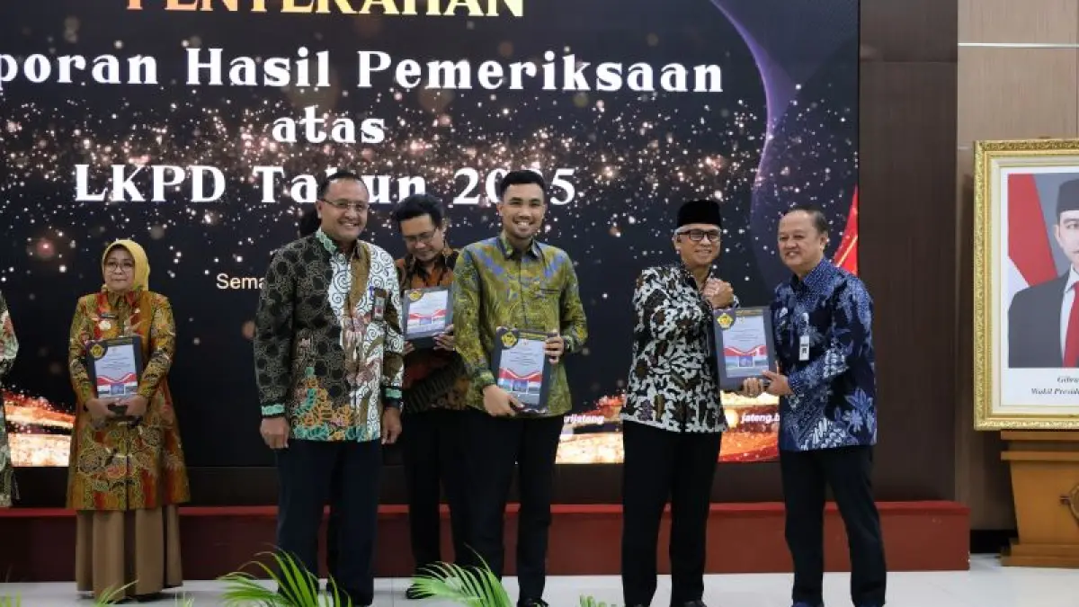 SIMBOLIS: Wakil wali Kota Magelang&nbsp;saat menerima penghargaan Opini WTP dari Kepala BPK RI perwakilan provinsi Jawa Tengah Kamis (11/6). (Dokumentasi Prokompim Kota Magelang)