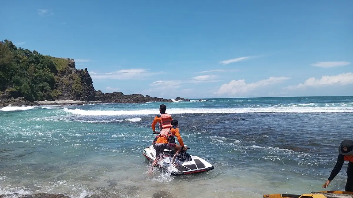 WASAPDA: SRI Wilayah I Sadeng sedang mengoperasikan jetski di wilayah Pantai Siung. Yusuf Bastiar/Radar Jogja