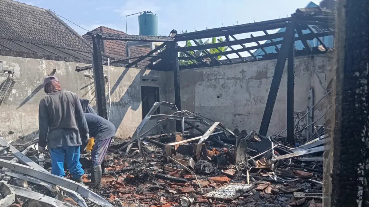 Rumah kontrakan di dusun Ngemplak, Sinduharjo, Sleman, pasca kebakaran, Sabtu (13/6/2026). (Dokumen Polresta Sleman)