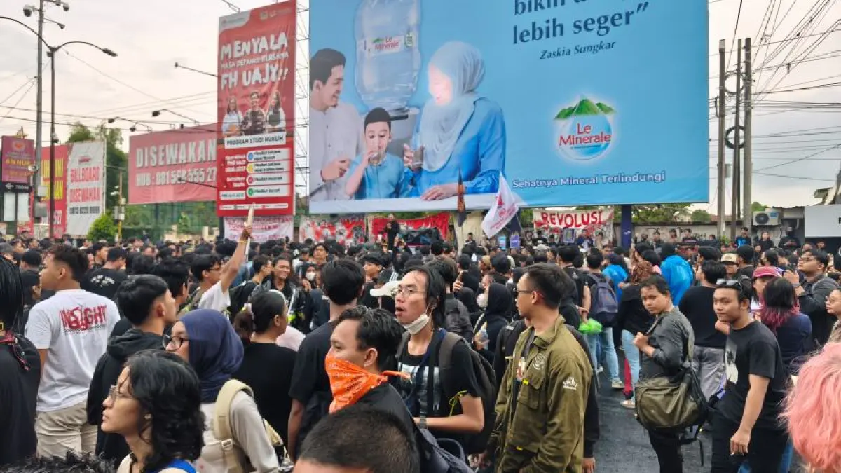 TURUN BERSAMA: Ribuan massa aksi memadati kawasan pertigaan Gejayan Jogjakarta untuk menggelar aksi demonstrasi dan menyampaikan orasi menuntut pemerintah. Fahmi Fahriza/Radar Jogja&nbsp;