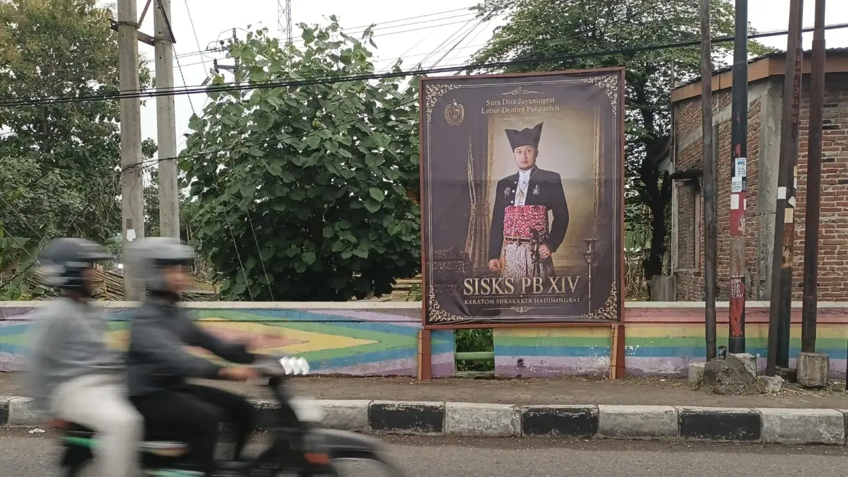 Baliho bergambar PB XIV Hangabehi terpasang di Jalan Ronggowarsito, Kebumen, tepatnya di seberang Jembatan Pejagoan. (M Hafied/Radar Jogja)