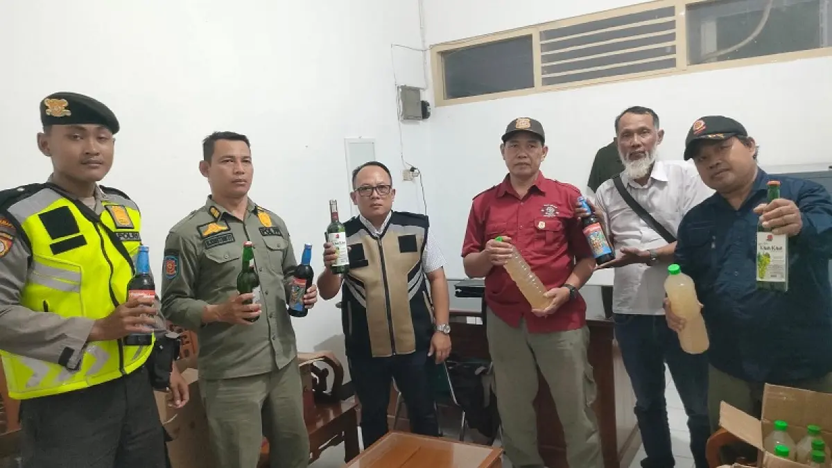 Dokumentasi Satpol PP Gunungkidul: Petugas Satpol PP Gunungkidul sedang melakukan sidak peredaran minuman beralkohol.&nbsp;