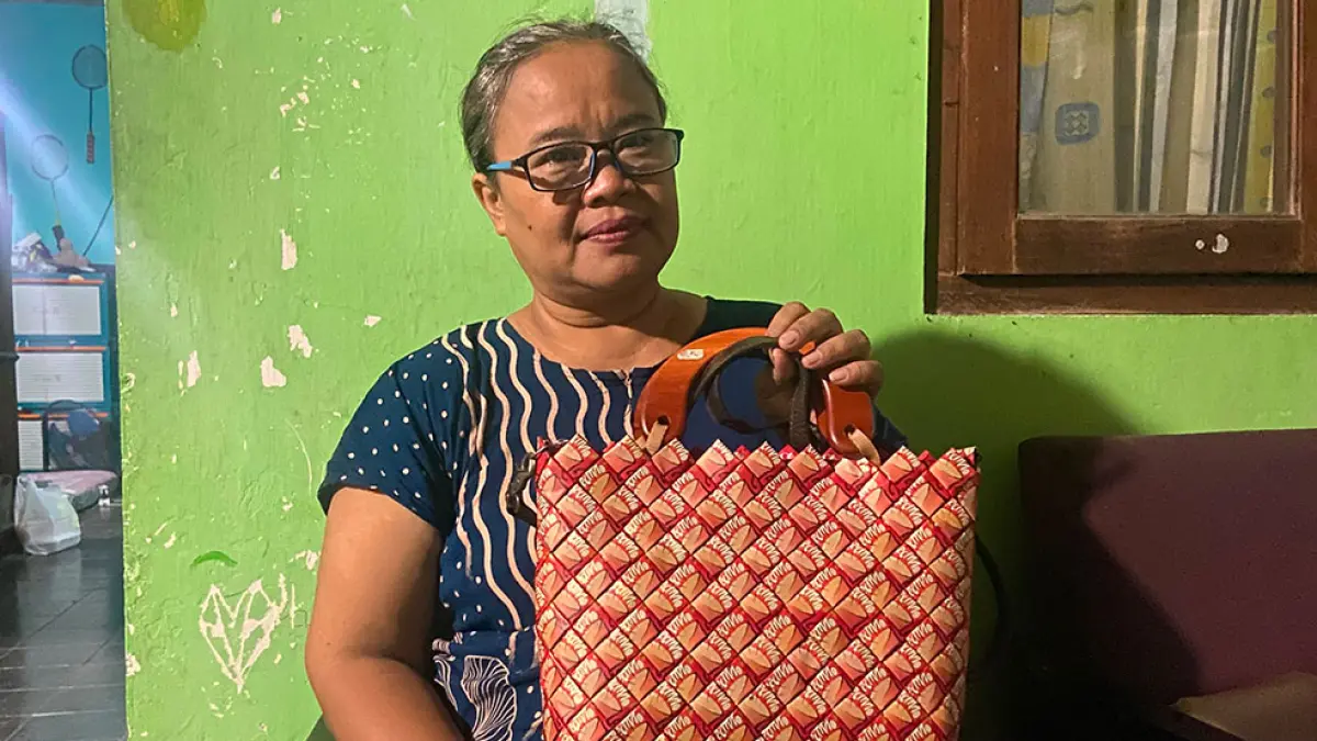 EKONOMIS: Yuli Pratiwi memegang tas hasil dari sampah yang ia kumpulkan. Cintia Yuliani/Radar Jogja
