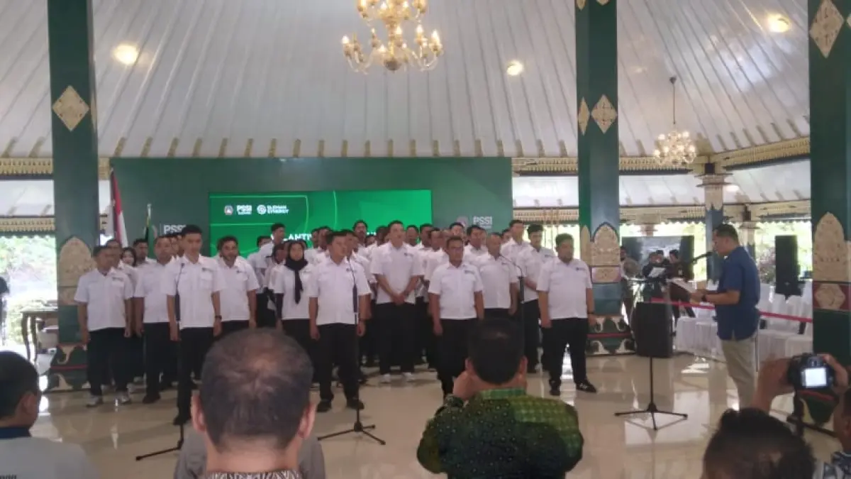 Jajaran pengurus Askab PSSI Sleman saat dilantik di Pendopo Parasamya, Pemkab Sleman, Minggu (14/6). (Foto Rizky Wahyu/Radar Jogja)&nbsp;