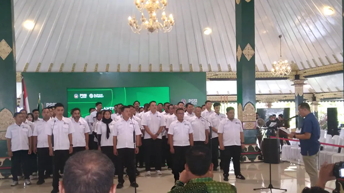 Jajaran pengurus Askab PSSI Sleman saat dilantik di Pendopo Parasamya, Pemkab Sleman, Minggu (14/6/2026). (Rizky Wahyu/Radar Jogja)