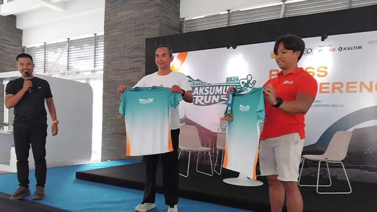 Ketua Panitia Bulaksumur Run 2026 Nugroho Dewayanto dan Race Director Bulaksumur Run 2026 Indra saat berfoto bersama. (Rizky Wahyu/Radar Jogja)