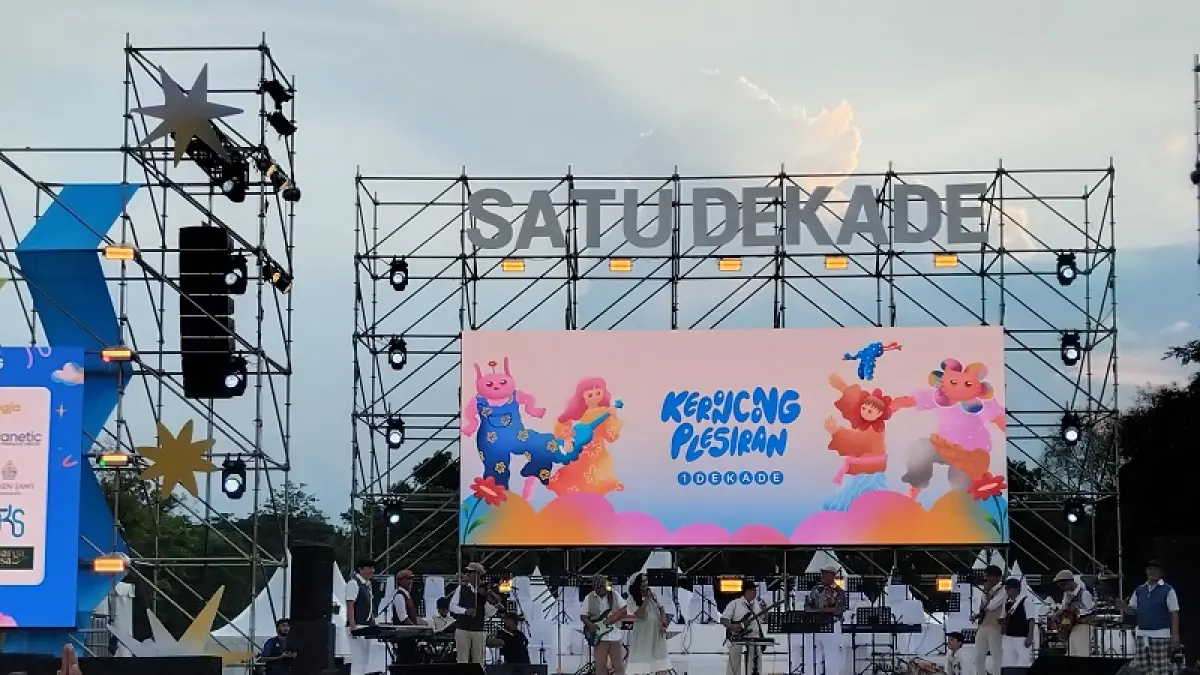 KOLABORATIF: Satu dekade Keroncong Plesiran digelar di Candi Prambanan. Pentas ini mampu memberikan dampak luas. Mendatangkan wisatawan, menggerakkan UMKM, dan berbagai usaha masyarakat lainnya. Foto: Rizky Wahyu/Radar Jogja

