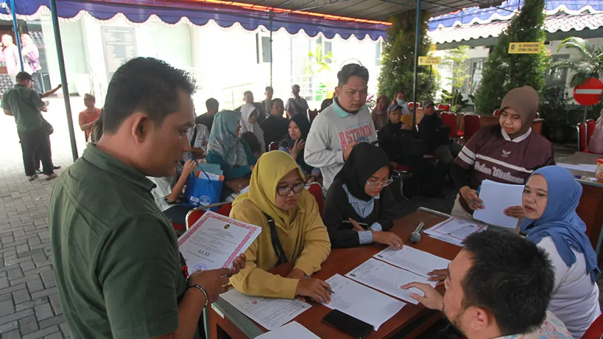 Orang tua calon siswa mendatangi Kantor Dinas Pendidikan, Pemuda, dan Olahraga (Disdikpora) Kota Jogja untuk mencari informasi terkait proses Seleksi Penerimaan Murid Baru (SPMB), Jumat (12/6/2026). Guntur Aga Tirtana/Radar Jogja
