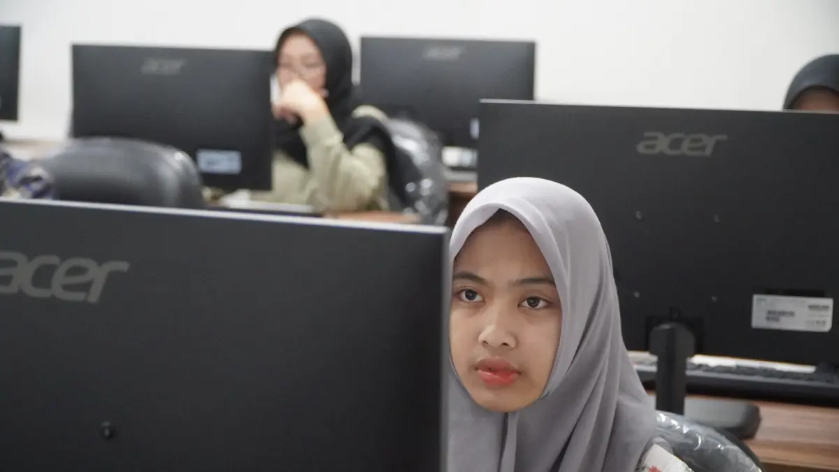 Para peserta SMUT Universitas Tidar tampak mengerjakan ujian.