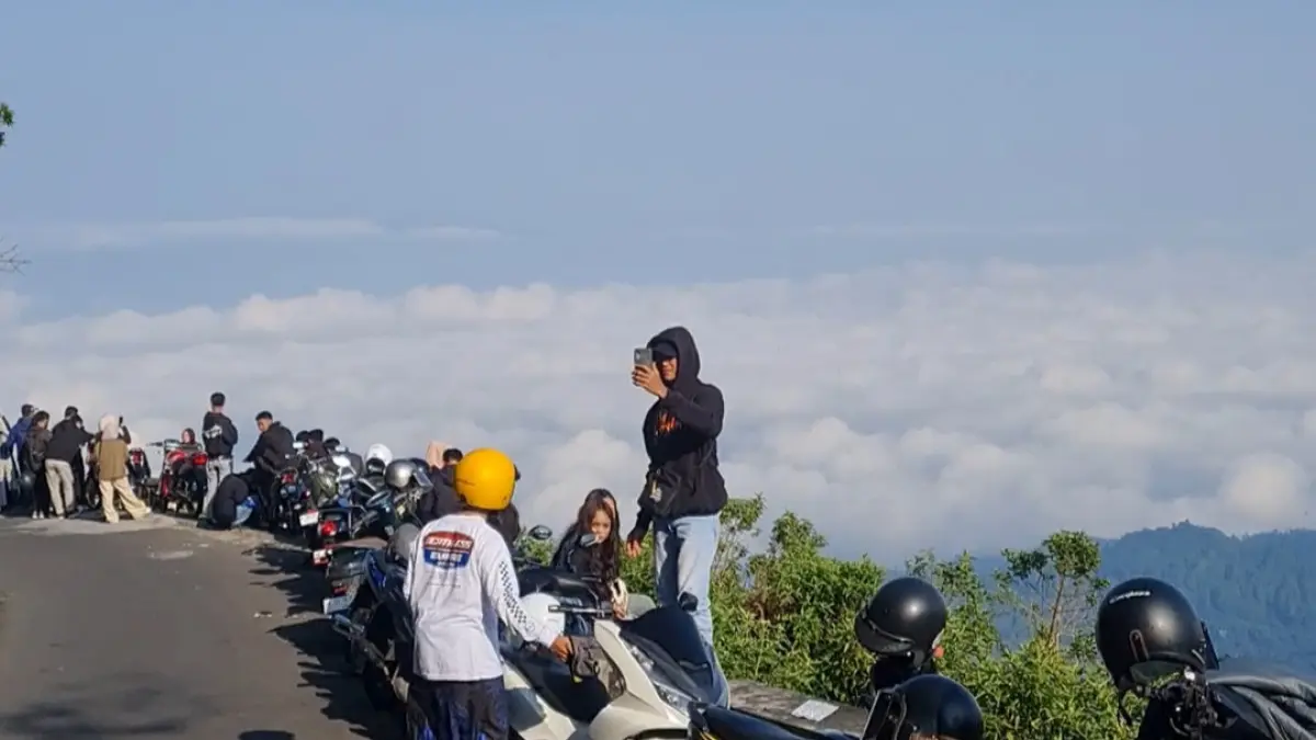 Pemandangan lautan awan menjadi daya tarik bagi pengunjung di Gunung&nbsp;Telomoyo.
