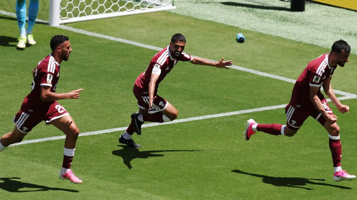 Selebrasi pemain Qatar setelah mencetak gol penyeimbang melawan Swiss untuk raih poin pertama di Piala Dunia 2026 pada Minggu (14/6/2026). (getty images)