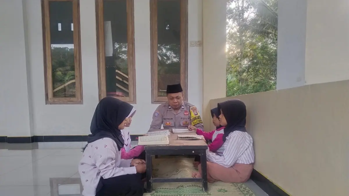 SIBUK: Aiptu Heri sepulang bekerja dirinya menyrmpatkan diri untuk mengajar ngaji. Dokumentasi Aiptu Heri
