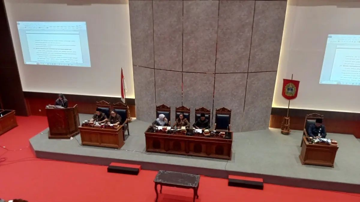 Yusuf Bastiar/Radar Jogja: Anggota dewan sedang membahas tiga Raperda di ruang Rapat Paripurna DPRD Gunungkidul.

&nbsp;
